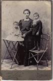 Waleria Jurowska z dziećmi Marianem i Zofią, ok. 1906